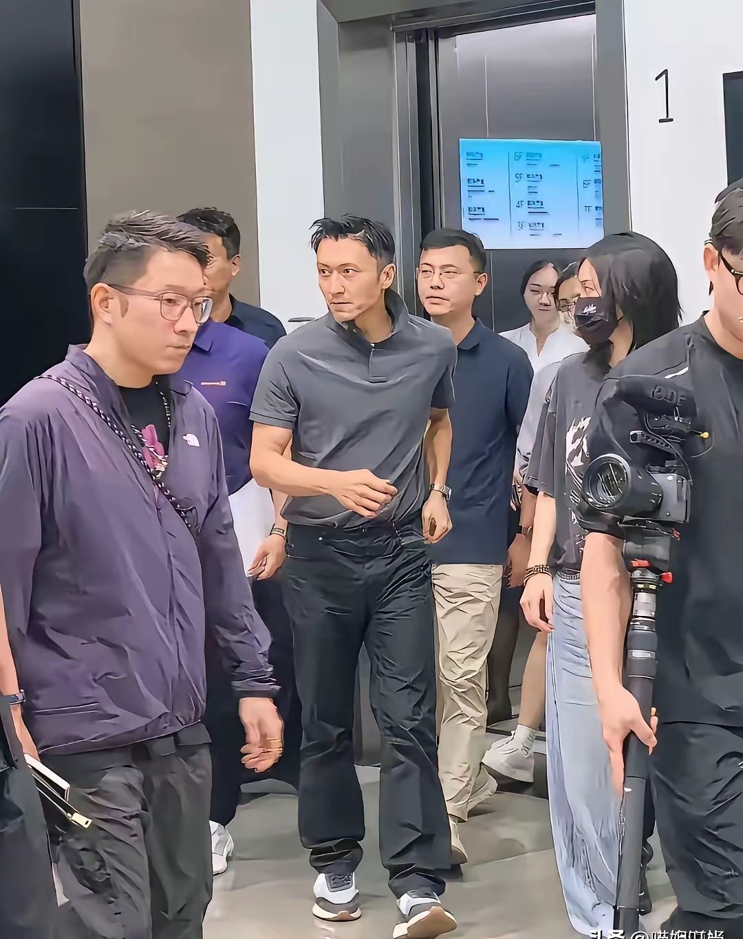 难怪王菲不再顾及谢霆锋的感受，频繁与男闺蜜公开亲密互动了！路人镜头下，谢霆锋已经老成这样了呀！
​一张路人镜头下的谢霆锋生图，褪去了舞台上的光环效应，原来46岁的谢霆锋也已经老了呀！除了没有发福，岁月在他身上依然留下了痕迹。最显眼的就是头发了，一样逃不过扁塌油稀的结局。
​这样对比下 ​