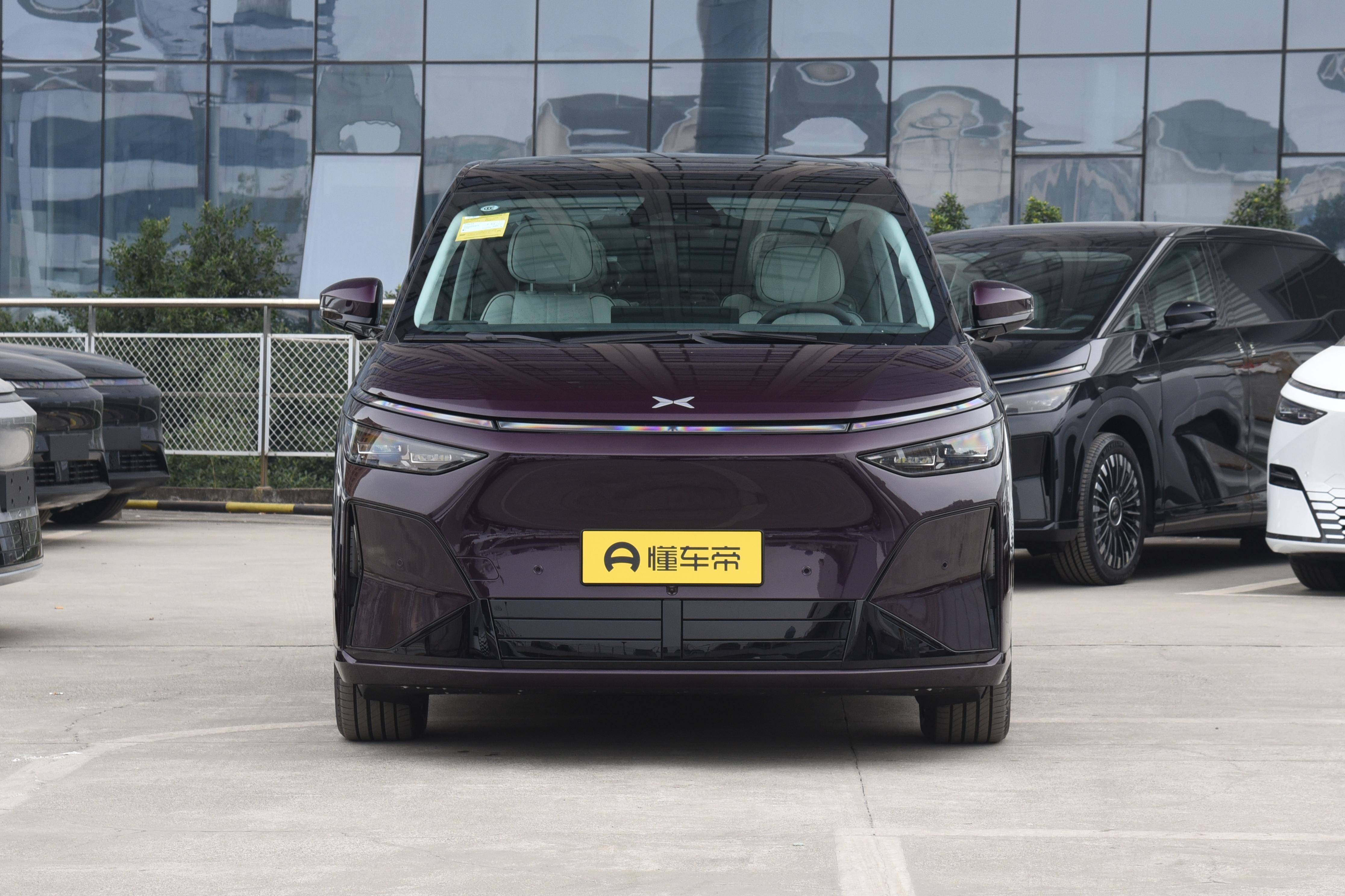 小鹏X9，智能家用MPV的质感新标杆
小鹏X9作为纯电中大型MPV，彻底打破了传统MPV笨重、呆板的刻板印象，把科技感、颜值、实用性完美结合，是当下家用高端MPV的热门选择。整车外观简约流线，车身线条舒展，没有臃肿感，科技风十足，颜值特别高级。
驾乘质感超级安逸，纯电行驶零噪音，车厢静谧性拉满，行驶