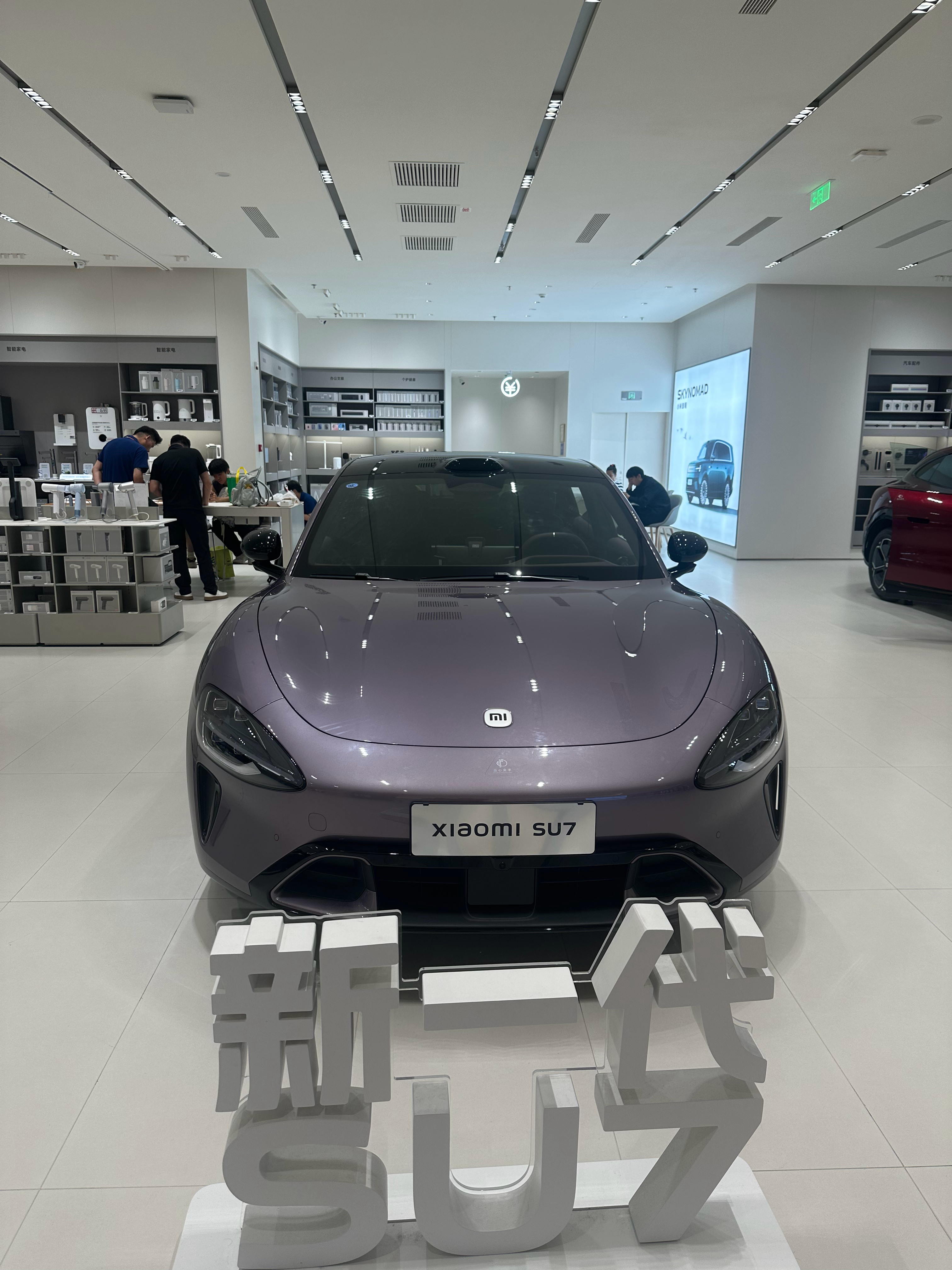 翻了下小米汽车1到9月的交付曲线，挺有意思：1月超3.9万台开门红，2、3月回落至2万台出头，4到8月稳在3万以上，9月直接破4万台。这个“V型反弹”说明小米基本盘已经稳住了。9月最大的增量来自澎程——首月交付超1万台，占总量约四分之一。上市5天就开启交付，N90 Max探索版占比不低。澎程能不能在10月 ​