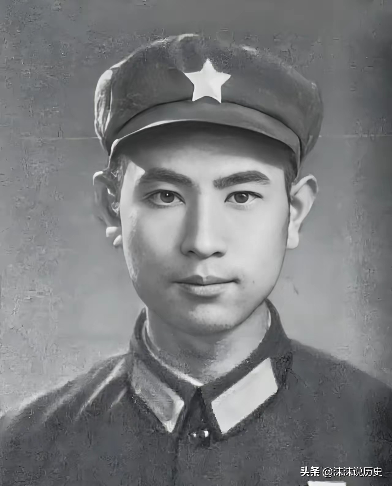1979年，罗正和偷袭越军阵地时，手中的机枪突然打不响，而越军已经发现了他，他大惊，随即伸出手，徒手把越军的机枪推上天！罗正和时任14军40师118团6连1排3班副班长
 
在战火纷飞的1979年对越自卫反击战中，无数普通战士脱下寻常衣衫，扛起钢枪奔赴边疆，用血肉之躯守护家国安宁。罗正和，便是这群铁