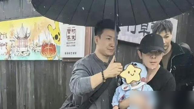 李佳琦抱着个孩子在阳澄湖被拍，热搜直接炸了。他第二天直播就辟谣，说那是朋友家孩子。可网友不买账，翻出他双11排期，母婴节、童装专场排得满满当当，越看越像那么回事。
这事有意思在哪？以前明星结婚生子恨不得敲锣打鼓，现在一个个捂得跟机密文件似的。不是不想说，是说了就掉粉、掉商务、掉人设。
李佳琦靠“