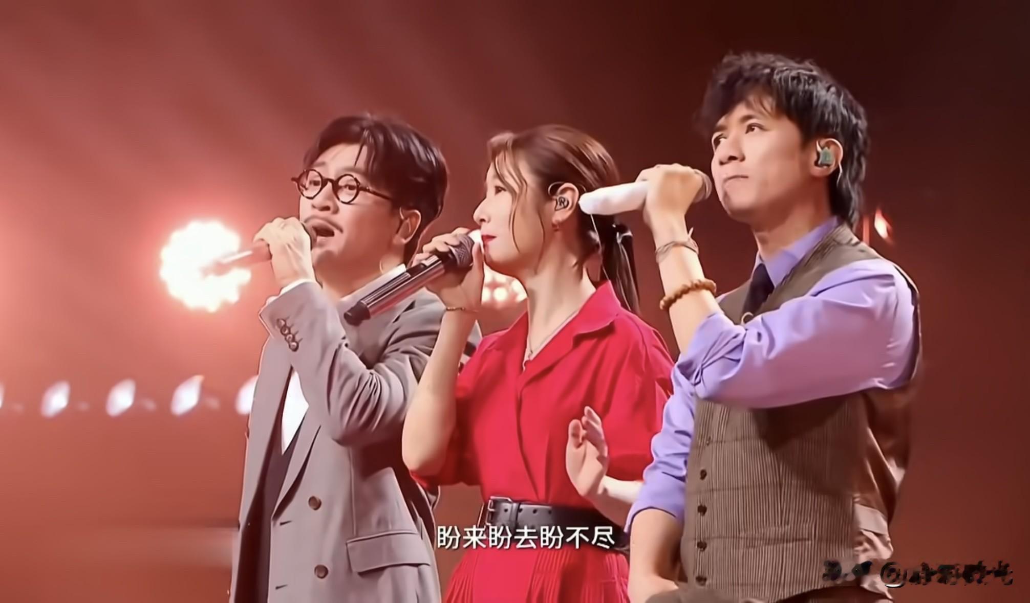 苏有朋、林心如、古巨基澳门重聚同台，一起唱起《情深深雨濛濛》。
熟悉的歌声一出来，好多人的回忆一下子就被勾起来了。
一晃这么多年过去，再看到他们三人站在一起，还是感慨万千。

当年守在电视机前追这部剧的人，现在是不是都人到中年了？苏有朋巴黎造型 苏有朋老照片