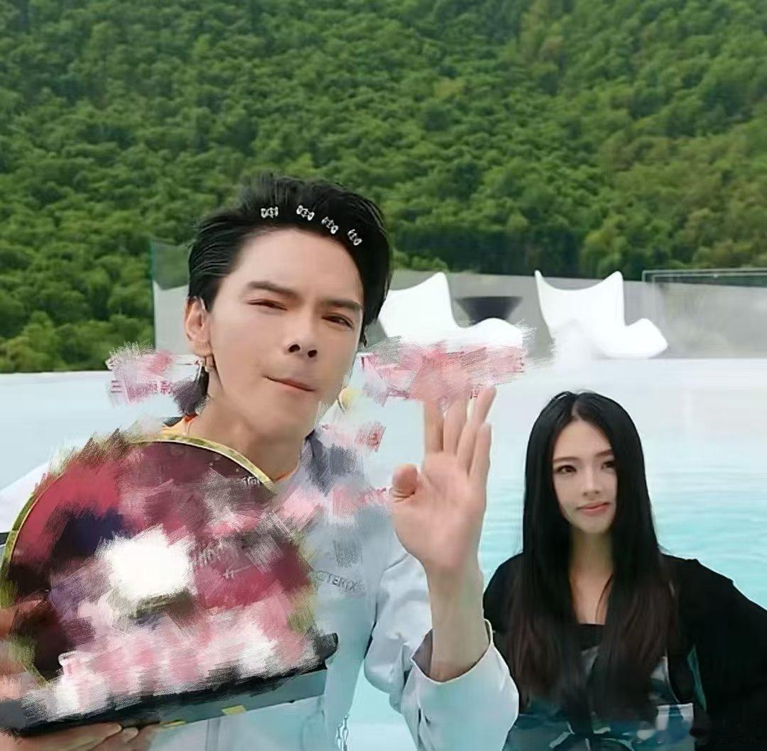 #向佐助播撞脸郭碧婷# 刷到这段直接代入感拉满，感觉向佐本人看到都得愣一下，这助播长得也太像他老婆了。 ​