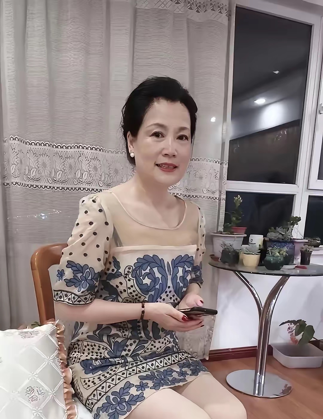 偷拍一下丈母娘
悄悄记录下丈母娘闲暇的一刻，从容温婉，自带韵味✨
居家随拍 优雅长辈 温柔气质