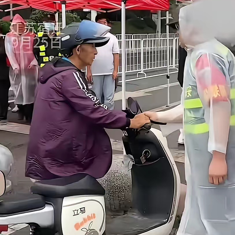 刘强东的母亲比父亲靠谱多了，细节说明父亲大概率是上班迟到了…
​刘强东没有想到，手下保安居然如此尽职尽责——将试用“绕近路”的刘强东父亲拦停，明确告诉他：这里不能过，从那边走！
​不用怀疑，刘爸爸大概率是上班要迟到了，所以想走近路——相比而言，刘强东的母亲就要靠谱的多，她早早就开始在食堂忙碌了！
​