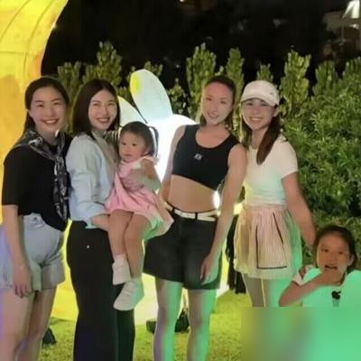 赌王家三房中秋家宴，窦骁一个都没来。
陈婉珍攒了个烧烤局，来的全是自家人。何猷启、何超莲、何超云，一个不落。但女婿窦骁没露面，其他几房的人影更是一个没有。
老太太今年72了，出门得有人搀着。平时就爱在家待着，逗逗狗，见见亲戚。名下布力径那套山顶大宅，8000多尺，搁那儿摆着。
这场面挺有意思。