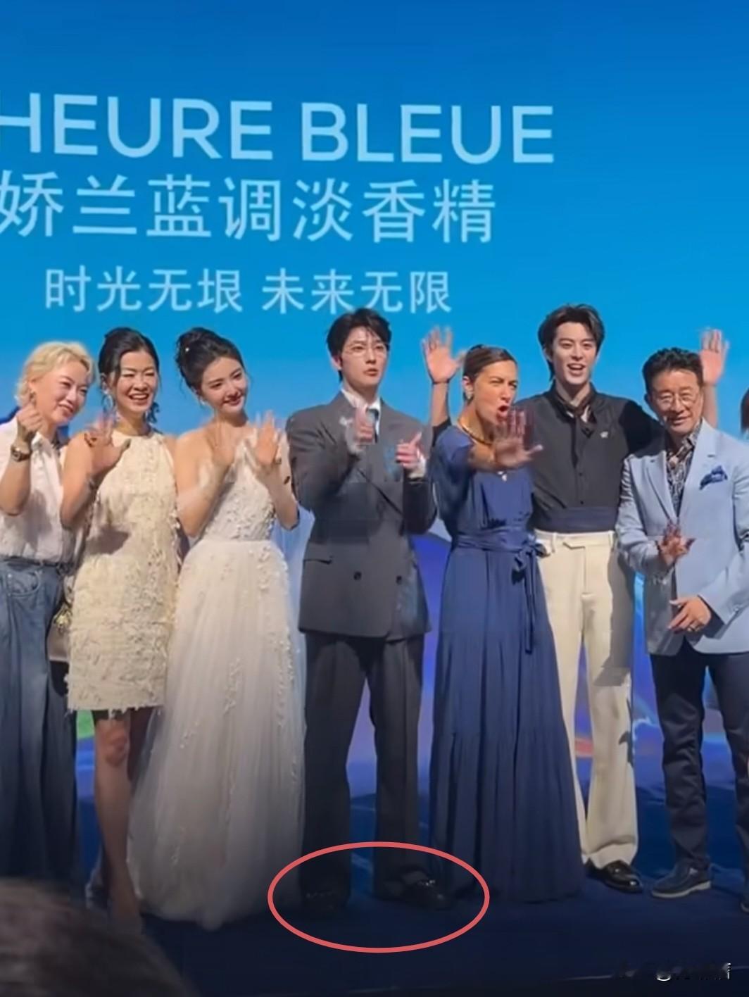 因为杨洋和王鹤棣同框个子看起来差不多，网友纷纷调侃杨洋特地垫了增高鞋垫。
已知王鹤棣官方身高183cm，很少有人质疑，而杨洋官方身高180cm，却总被人认为真实身高只有一米七出头。
但问题是，杨洋现场的身材看着已经五五分了，把一旁的王鹤棣衬托得像黄金比例，若是脚下还踩了高跟，那杨洋作为男明星的身材比