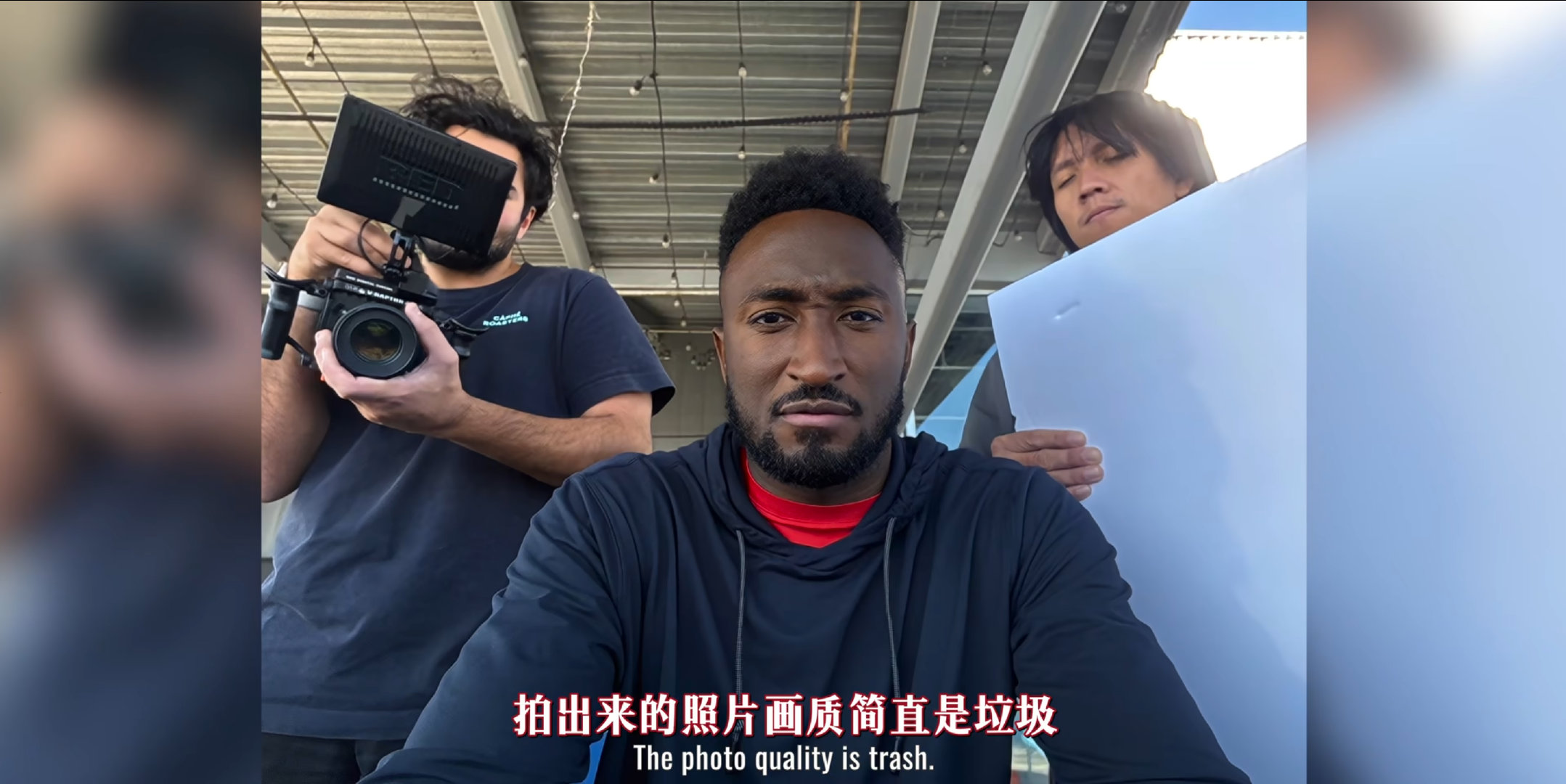 【#iPhoneDuo自拍画质#】#iPhoneDuo自拍分辨率低#10月22日，科技媒体MacRumors昨日发布博文，报道称基于多家科技媒体和自媒体博主分享的使用体验，苹果公司首款折叠手机iPhone Duo的屏下摄像头在日常使用中几乎不可见，但伴随着明显的成像妥协。

科技媒体Gizmodo称，这是一颗400万像素摄像头，拍摄的 ​