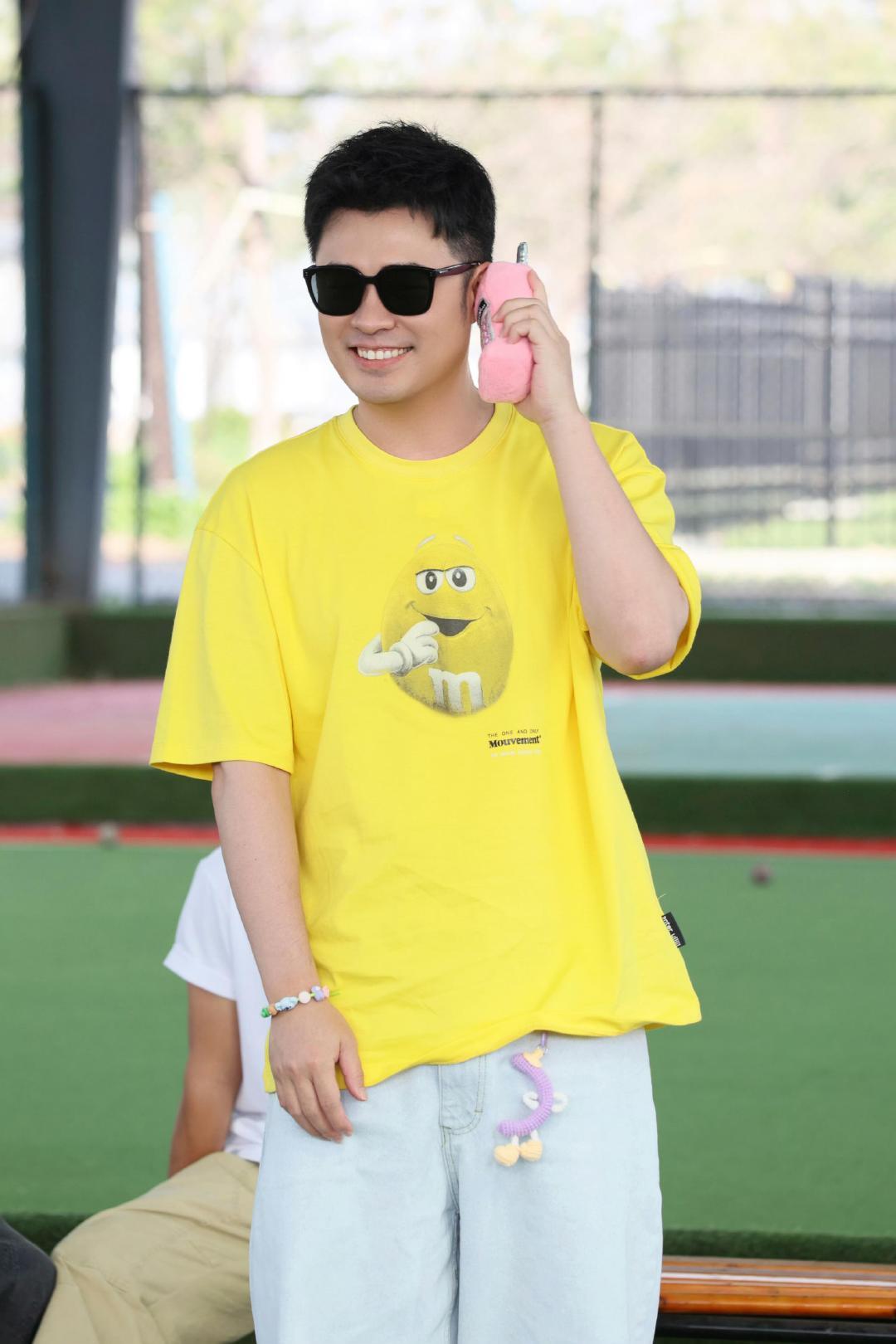 #陈赫夸地球团手法无敌##陈赫被地球团手艺征服#
陈赫被地球团整得明明白白！林一弄发型、孙红雷整穿搭、郭京飞捧场三件套，赫哥嘴角疯狂上扬。AI还雪中送炭夸他最光彩，这待遇换谁不迷糊啊！ ​