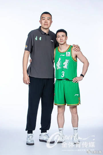 #辽宁男篮[超话]# 扛了十几年内线，如今坐到场边盯防守站位。🏀
韩德君留给赵继伟一句话：我们这一代剩下的人不多了，辽宁的精神你来传。
三连冠那批只剩他和付豪。10/18 客场打山东，队长袖标一戴，接棒开始。
#CBA[超话]# #CBA超话# #辽宁男篮##韩德君##赵继伟# ​​​ ​​​​