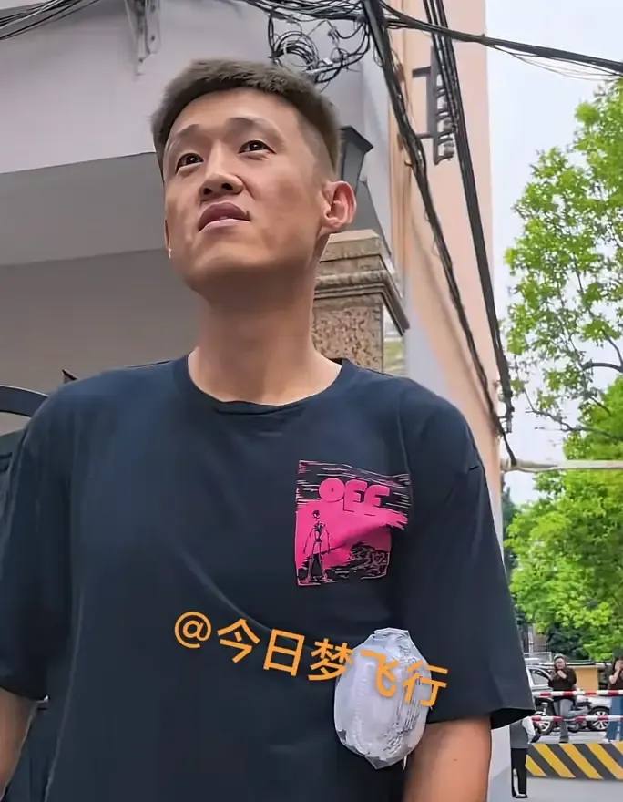 杜锋退居幕后，周鹏重返广东，结果新来的欧洲主帅转头就干了件反常规的事。

8月29日，宏远官宣周鹏签C类合同回家。锋线瞬间凑齐周鹏、崔永熙、张皓嘉，老中青直接拉满，更衣室彻底稳了。

但真正让人记住的，不是这几个人怎么站在一起，是这支队伍的味道，开始变了。

一个刚到队里的外教，训练一结束，不坐大巴