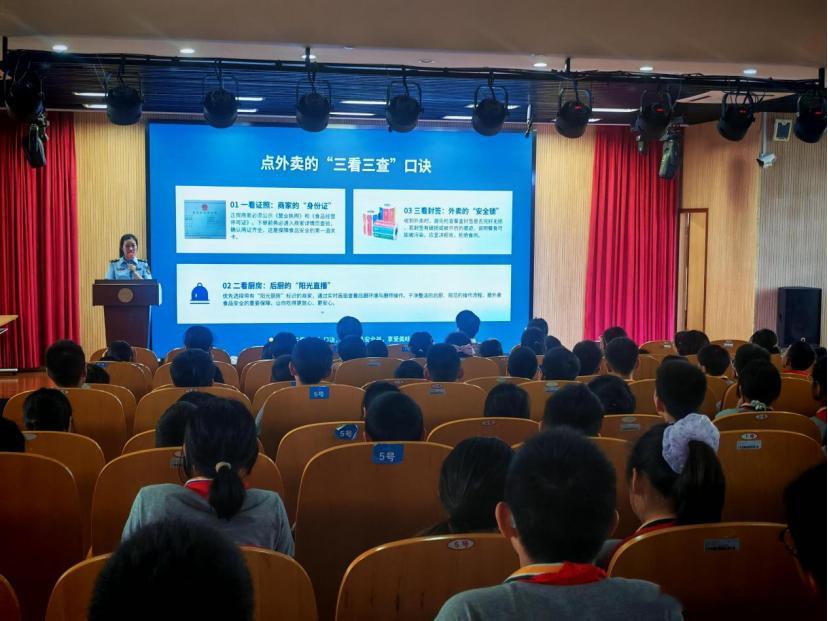 #区局动态#【政校协同聚合力，食安科普进校园】浦东市场监管局南汇新城所联合镇食安办、上海海洋大学食品学院，走进临港实验中学开展食品药品安全宣讲与快检实践课。围绕网络餐饮、保健食品、过期药品等内容，结合案例科普知识，提升学生风险辨别能力。下一步将持续深化政校联动，推进食品安全 “六进 ​