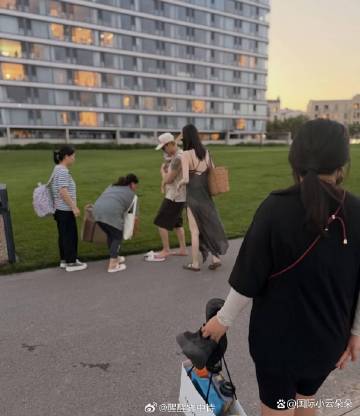 陈伟霆何穗阿那亚带娃度假，10个月小win会爬了，何穗白到发光腿长惊人