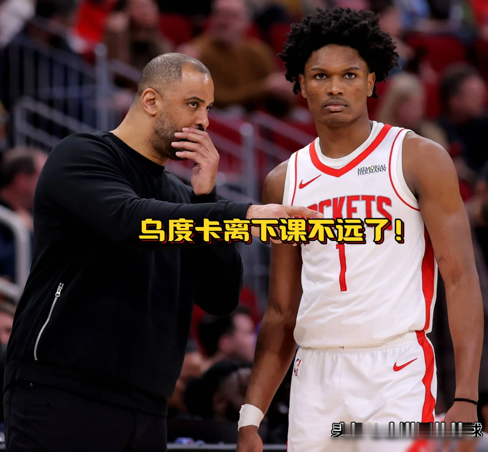 三分命中率仅21%，一年却能从老板兜里掏走四千万美金。
9月3日，火箭队砸出5年2.08亿，提前死死锁住阿门·汤普森。
外界全在看笑话。一个投篮基本靠蒙的球员，凭啥拿这么大合同，难怪乌杜卡的更衣室人心不齐。
但细看账本，管理层算得太精了。他们没给2.5亿的顶薪，硬生生砍价抠出4000万的薪资空