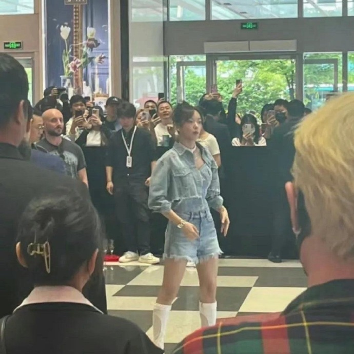 程潇别再瘦了 从背后看感觉好薄一片