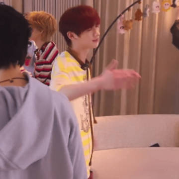 谁懂蒙眼抓人这里多好笑。。才刚刚故作潇洒给出飞吻下一秒就被声音吓得大炸...