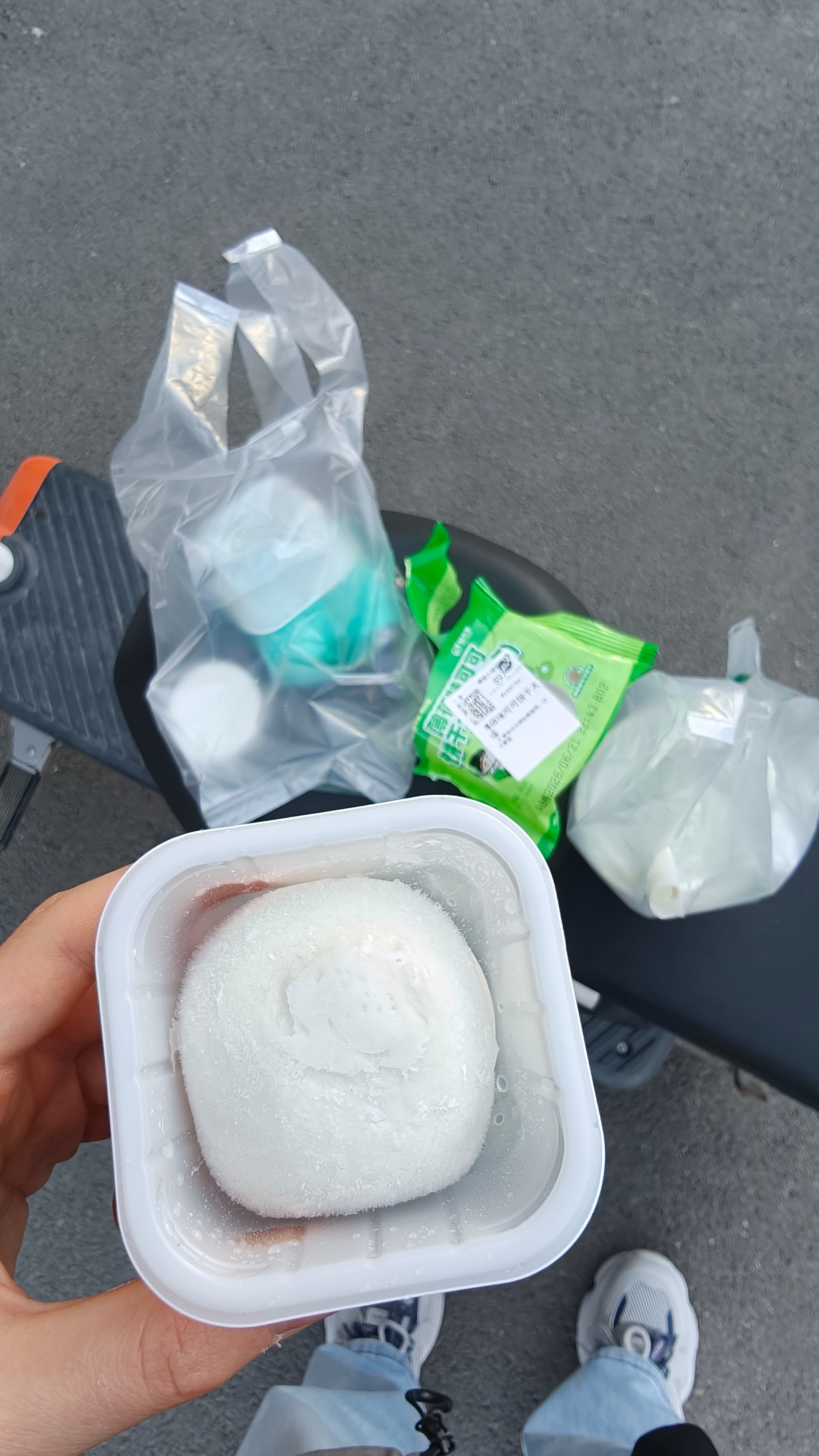 薄荷大福很好吃
这个抹茶是抹茶味芋泥是芋泥味嗯 
嗯完全没融合
很喜欢古早的柄啊
很萌的三只宝宝 就这样入韩v
这个比格很萌
瑞的苹果杏还可以喝 
抹茶蛋白棒不好吃难吃死了 ​