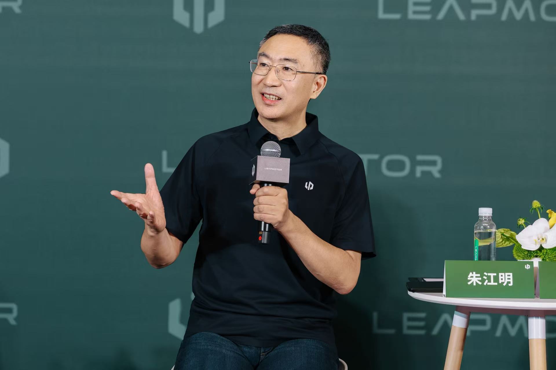 【零跑证明一件事：持续成长比突然走红重要】

2026零跑技术日很容易被误读成一次“参数发布会”：新架构、世界模型智驾、CTC电池、多模混动电驱，样样都很硬。但在技术日之后的沟通会后，我反而确定：

零跑对行业最大的启示，不在于单项技术多激进，而在于它用十年时间证明了一件事——一个车企的核 ​