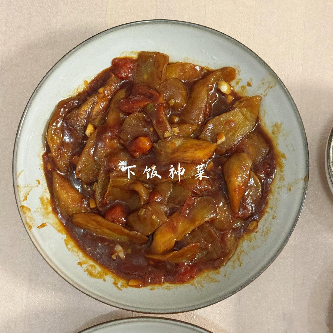 最近“初中生早餐 碳水配碳水 吃完就犯困”引发热议，根源其实是血糖剧烈波动导致的“晕碳”生理反应。  一、“碳水配碳水”的典型雷区- 常见搭配：红薯稀饭、黏玉米、包子，配上水煮蛋，看