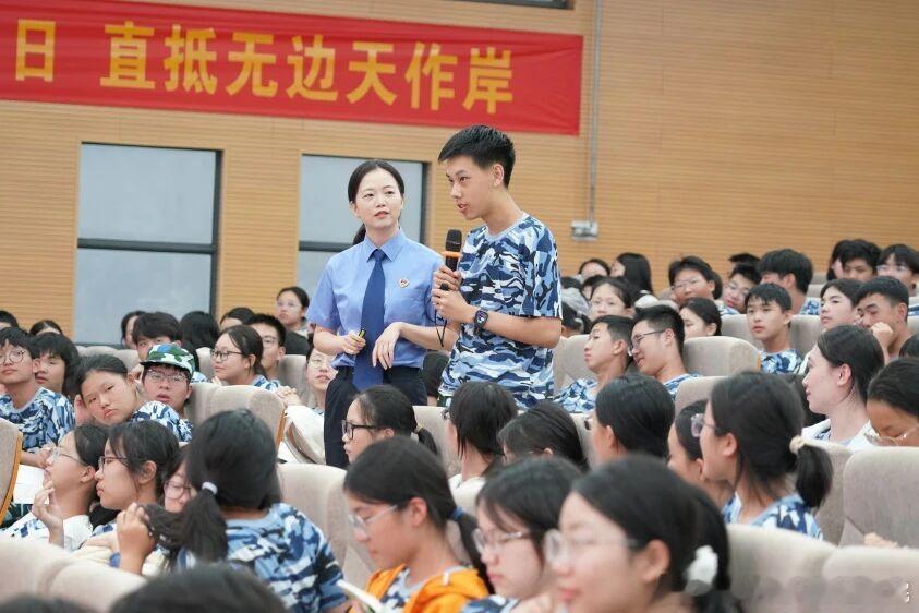 #鄂检新闻#【“哥们义气”不是免罪金牌！这堂开学第一课给新生加满“安全buff”】武汉经开区检察院副检察长李庆贺带领“丽心工作室”干警走进武汉经开区第一中学，为千余名高一新生送上开学法治课。检察官黄金钰以“朋友”为主题，拆解聚众斗殴罪、寻衅滋事罪等校园暴力常见罪名，扫清“帮朋友撑场面、 ​