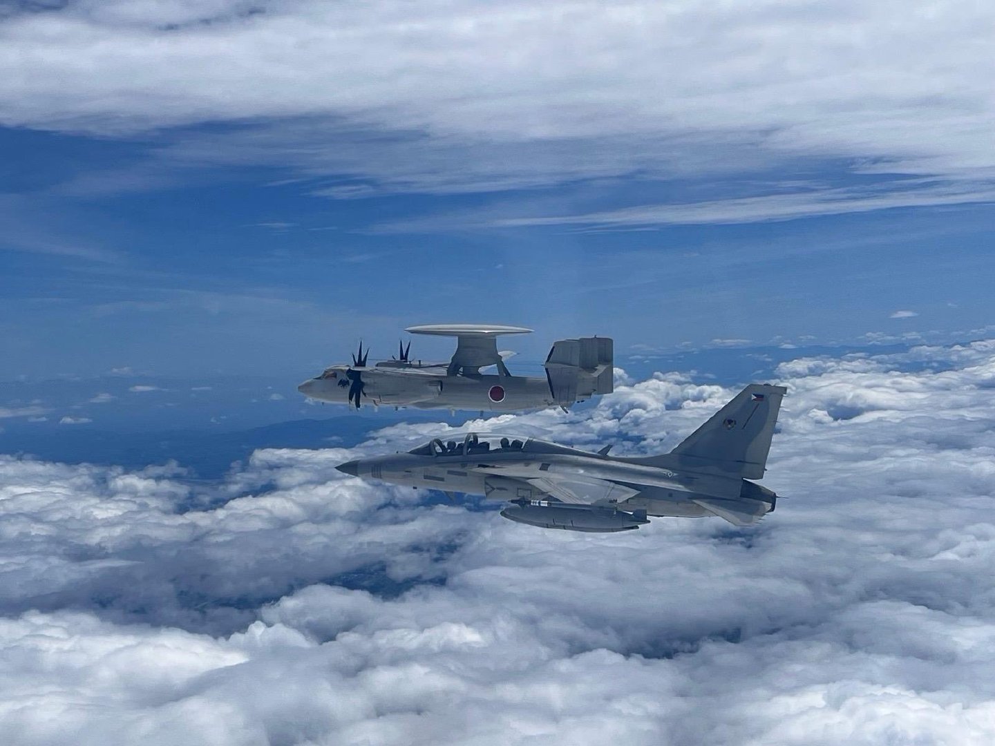 日本航空自卫队的E-2D预警机和菲律宾空军的FA-50P战斗机编队飞行。 ​