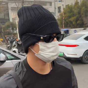 他们都说哥哥搞抽象，而我最懂哥哥（不是）<br />我觉得是因为口罩...