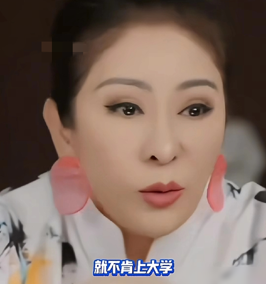 19岁，张智霖袁咏仪的儿子，不上大学了。向太在节目里直接点名这事，说魔童要自学音乐，以后想给他爸演唱会弹吉他。
袁咏仪一开始不同意，想让儿子先把大学念完。张智霖站儿子，说读万卷书不如行万里路。两口子最后妥协：不读就不读，但绝不靠圈内人脉给你铺路。
向太补了一句更狠的：养孩子跟开盲盒一样，砸钱没用