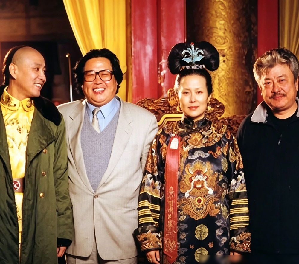 陈道明这段骂人的戏，现在的小鲜肉连词都背不下来，别说演了。
《康熙王朝》豆瓣9.2，当年可是跟《雍正王朝》掰手腕的神剧。陈道明演康熙，从少年到老年，那股子帝王气是长在骨头里的，不是贴在脸上的。
最狠的是乾清宫那场戏，他指着底下大臣骂：崇祯吊死在煤山上才几年，那棵老歪脖子树还在皇宫后边天天盯着你们