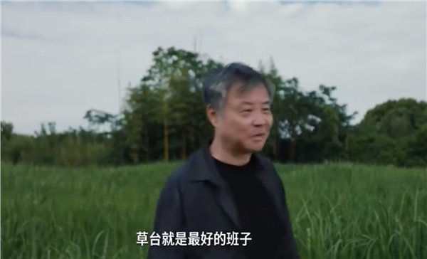 中国当代作家余华在社交媒体发布《什么是草台班子？》视频。  余华...