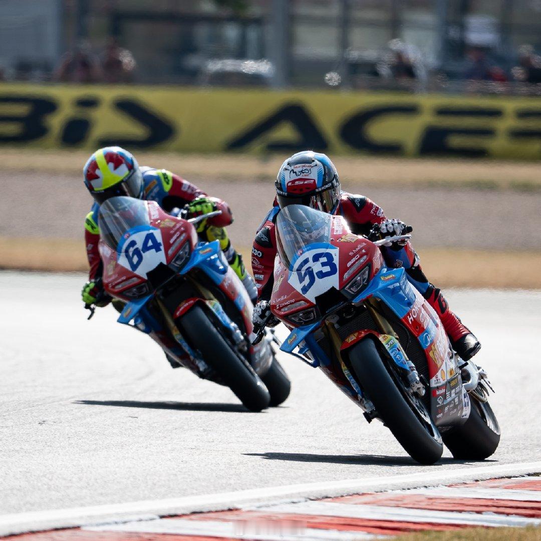 德比斯主场拿下杆位
卡苏洛拿到第二
两台张雪机车包揽1-2发车
#wsbk##zxmoto# ​