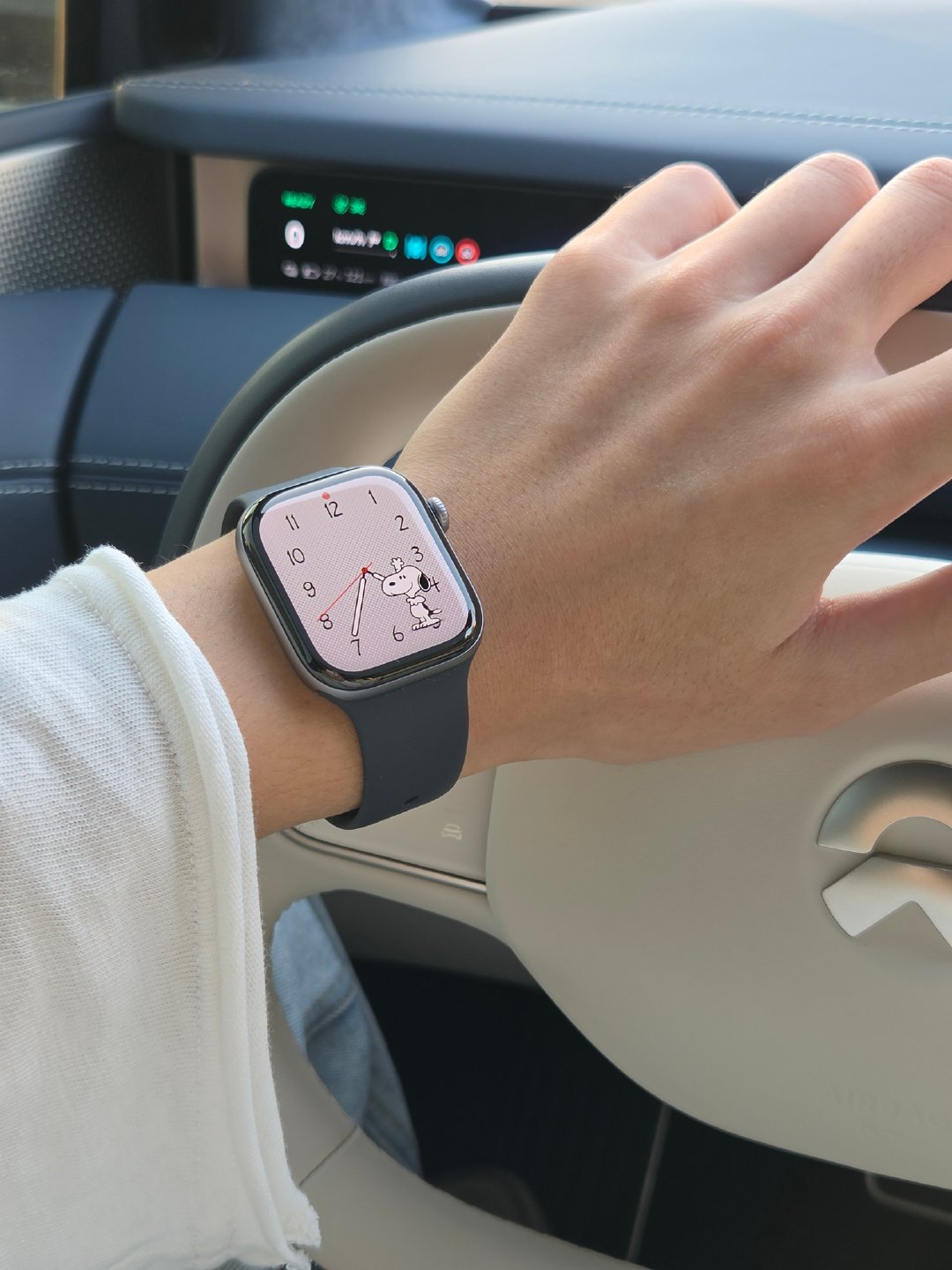 好多年没带过Apple Watch了，为了新传感器买了一块，新款的边框咋越来越宽了？是为了耐摔还是为了玻璃盖板的弧度啊？[二哈] ​