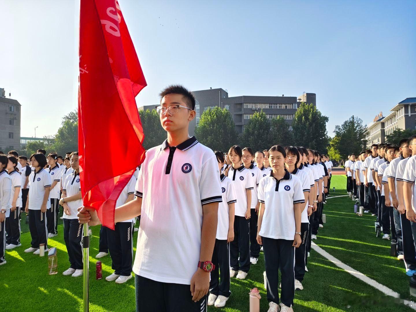 娃去住校了，空巢老人的日子怎么过都乏味呢[允悲]，小院都不愿意光顾了，今早居然给了惊喜，今年的昙花居然不止一个花苞，但愿能欣赏到～～～ ​
