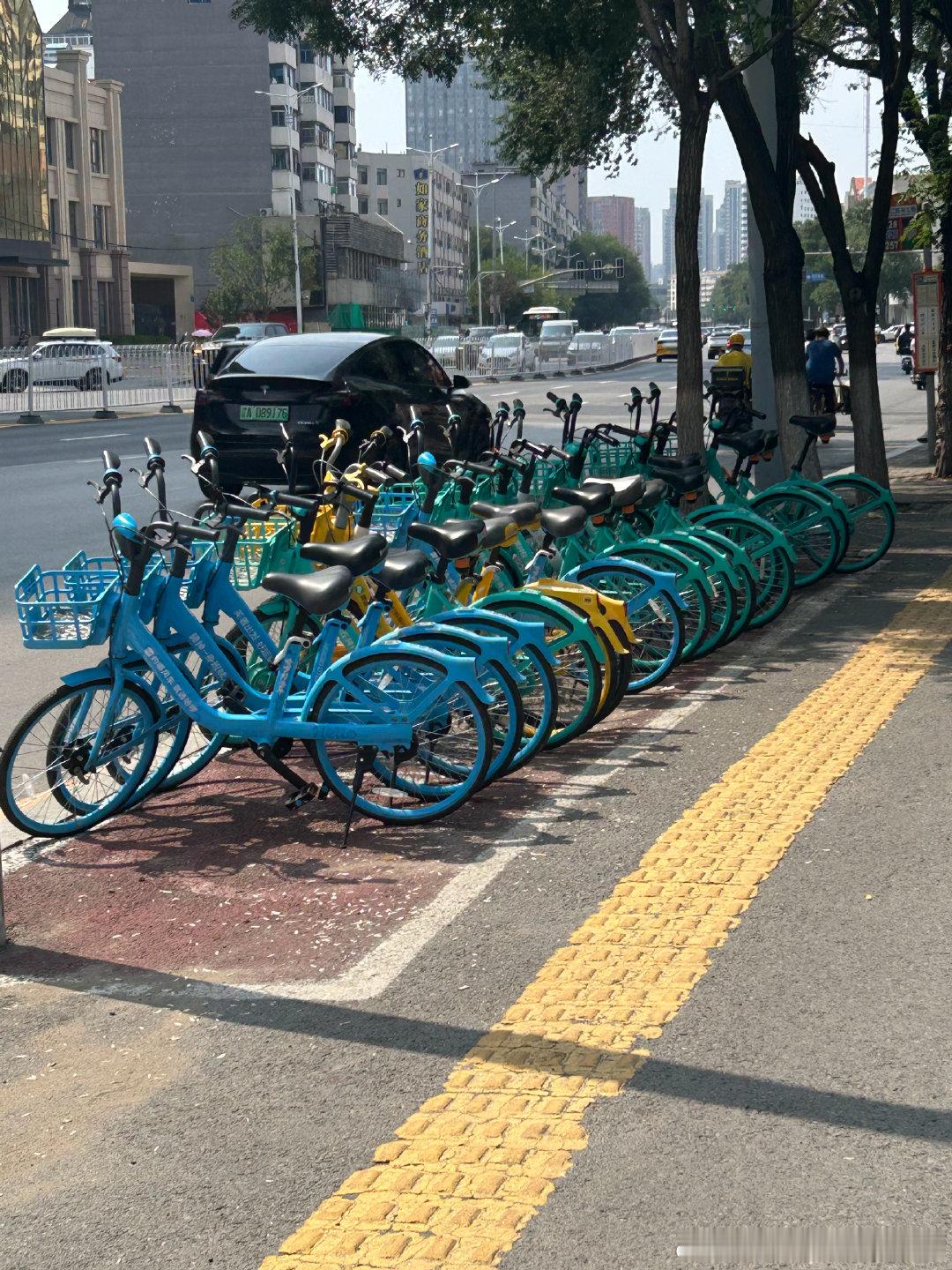 今天骑行车辆，在还车点还车过程中无法还车，点击系统给还车，现产生管理费用是由于车辆定位不准产生，减免费用，图片为还车时所在还车点照片，你们车辆定位不准导致产生费用，为什么要让骑行人员承担美团客服出来解决一下​