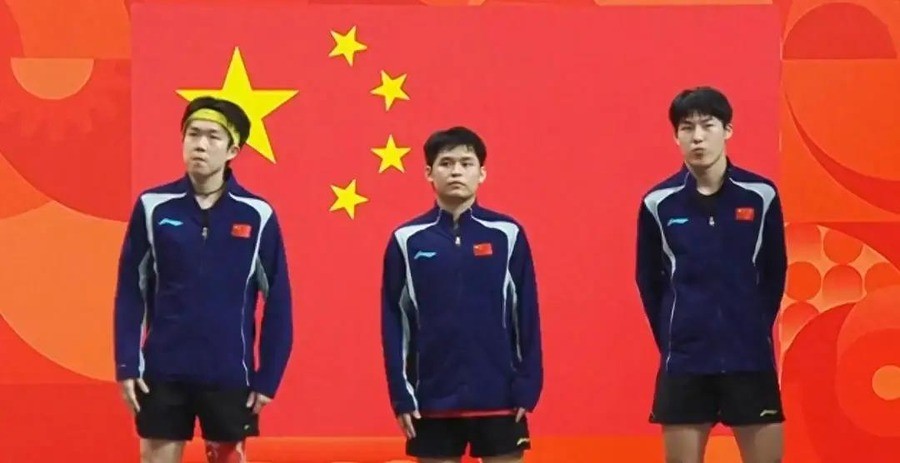 国乒男团2:3被日本逆转丢八连冠，王皓让林诗栋打三单遭球迷喊下课，转头王楚钦林诗栋包揽男单金银，张本智和却输给排名344位老将
王楚钦在第四盘被张本智和3:0横扫的那一刻，名古屋丰田体育馆的记分牌像一记闷锤砸在国乒教练席上。就在几分钟前，林诗栋刚以3:1啃下户上隼辅，把大比分带到2:1领先。王皓的整