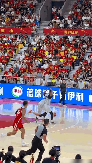 场均9分，投篮命中率跌破30%，胡明轩凭什么还能稳坐首发？

海口邀请赛名单一出，球迷炸了锅。他在场上拖着步子，拿球总要停顿一秒，那种滞后感肉眼可见。

膝盖软骨磨损加上慢性滑膜炎，早就把他的爆发力抽干了。曾经的高光成了过去式，现在三分命中率只剩可怜的23.8%。这种身体机能，在快节奏的国际赛场上，