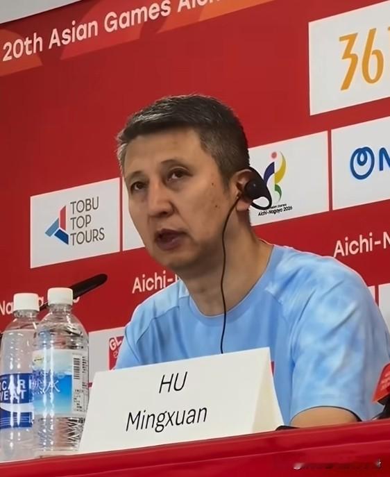 中国男篮输球谁的心里都不好受。
首先中国球迷内心失落，差个一分两分，可以说成是遗憾和惜败，起码心理上可以自我安慰一下，可是77：97这样刺眼的大比分输球，确实让人吃惊不小。即使不是中国男篮球迷的人，看到这个成绩也惊讶的问：中国男篮和日本男篮差距拉的这么大？这个球怎么打成这个样子？
任何人这个时候说上