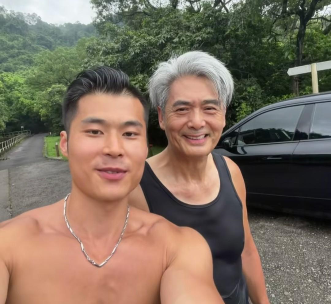 71岁的周润发在香港爬山跑步被路人撞见了！一身黑运动服，跑得满头大汗，这状态绝了。网友直呼：头发白了照样能跑，这才是最体面的老去啊！