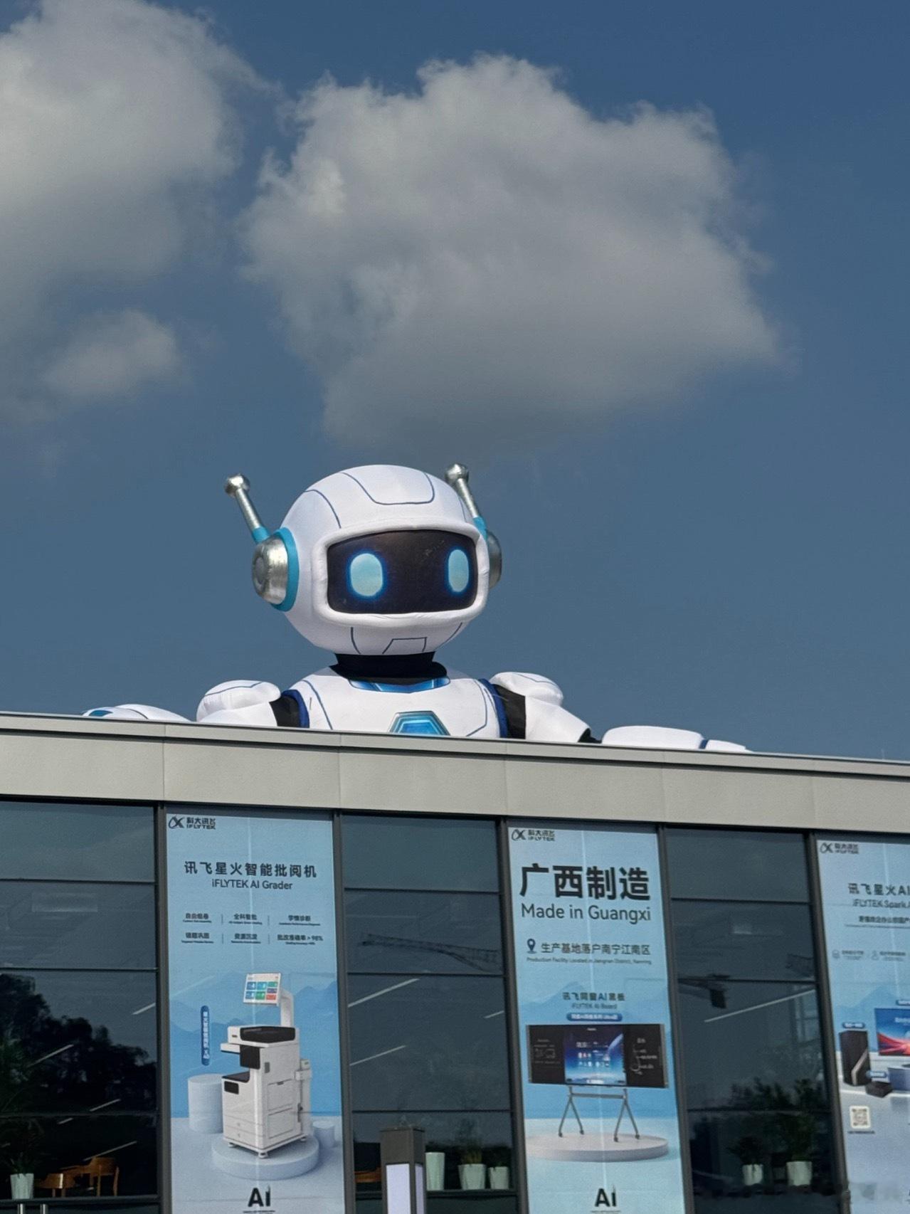 #东博会的N种打卡方式#逛展直接沉浸式感受AI黑科技！现场能看到宠物AI手机，能守护毛孩子安全，随时关注宠物状态；还有趣味人形机器人，自带玩梗标语。一旁的AI智能检测大屏更厉害，站在设备前，就能快速完成多项健康指标筛，直观看到各项数据，各种AI应用琳琅满目，真切感受到人工智能已经悄悄走进日 ​