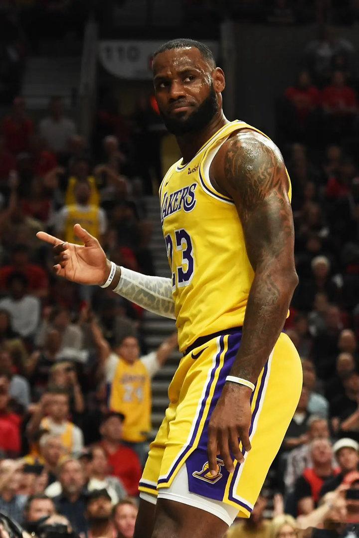 詹姆斯这次真把整个联盟整沉默了。ESPN 曝出，现在和他传出联系的球队...