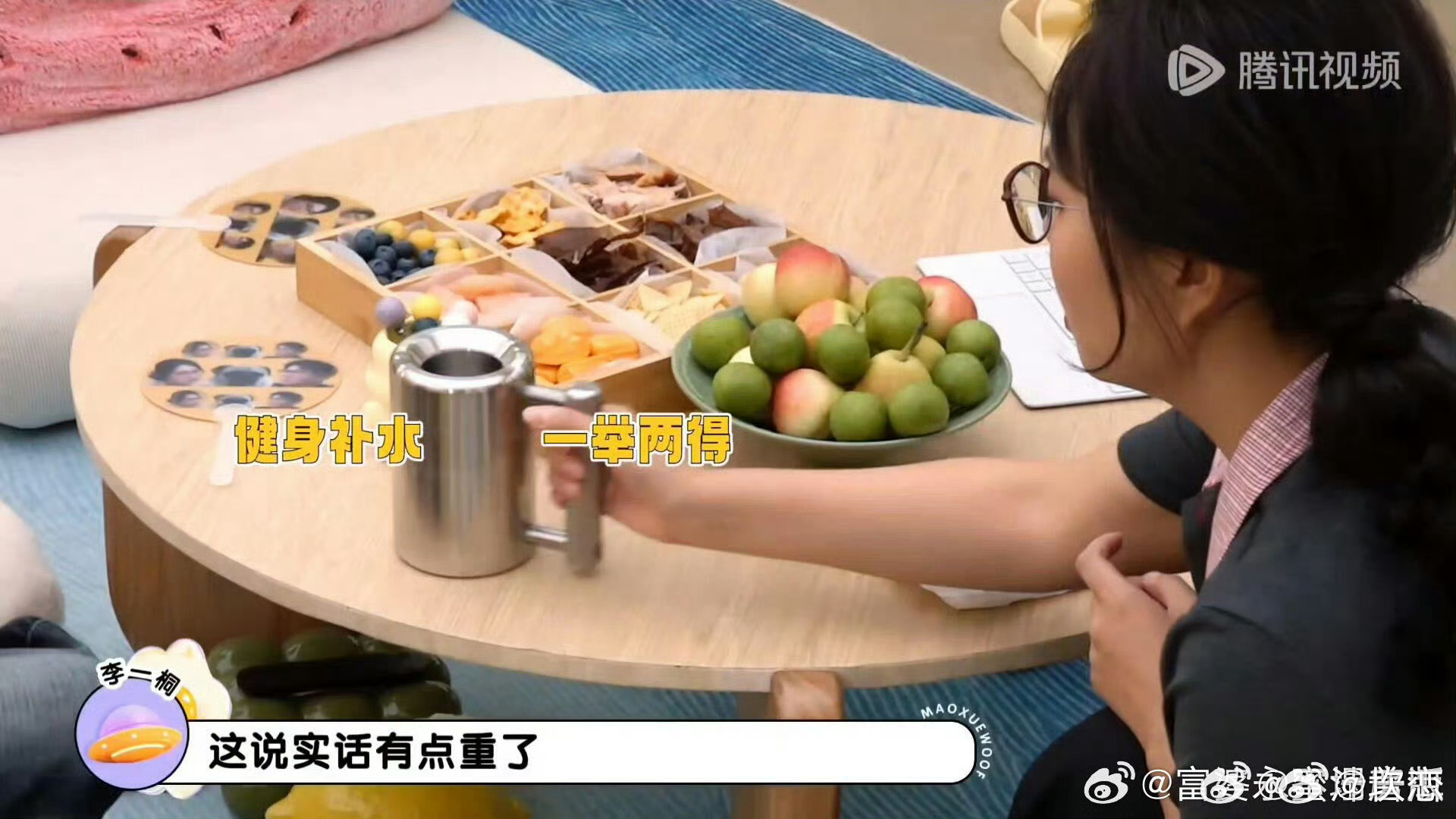 #李一桐曾半年胖了30斤##李一桐用8公斤水杯喝水#李一桐做客《毛雪汪》，掏出8公斤哑铃水杯，外表是不锈钢水壶，实则重量惊人，喝水顺带撸铁，单手轻松举起秀出手臂肌肉，现场嘉宾都看呆了。
 
网友纷纷夸她自律拉满，还顺带提起她曾自曝半年胖30斤的经历，感慨她身材管理的反差。
 
但也有网友唱反调： ​