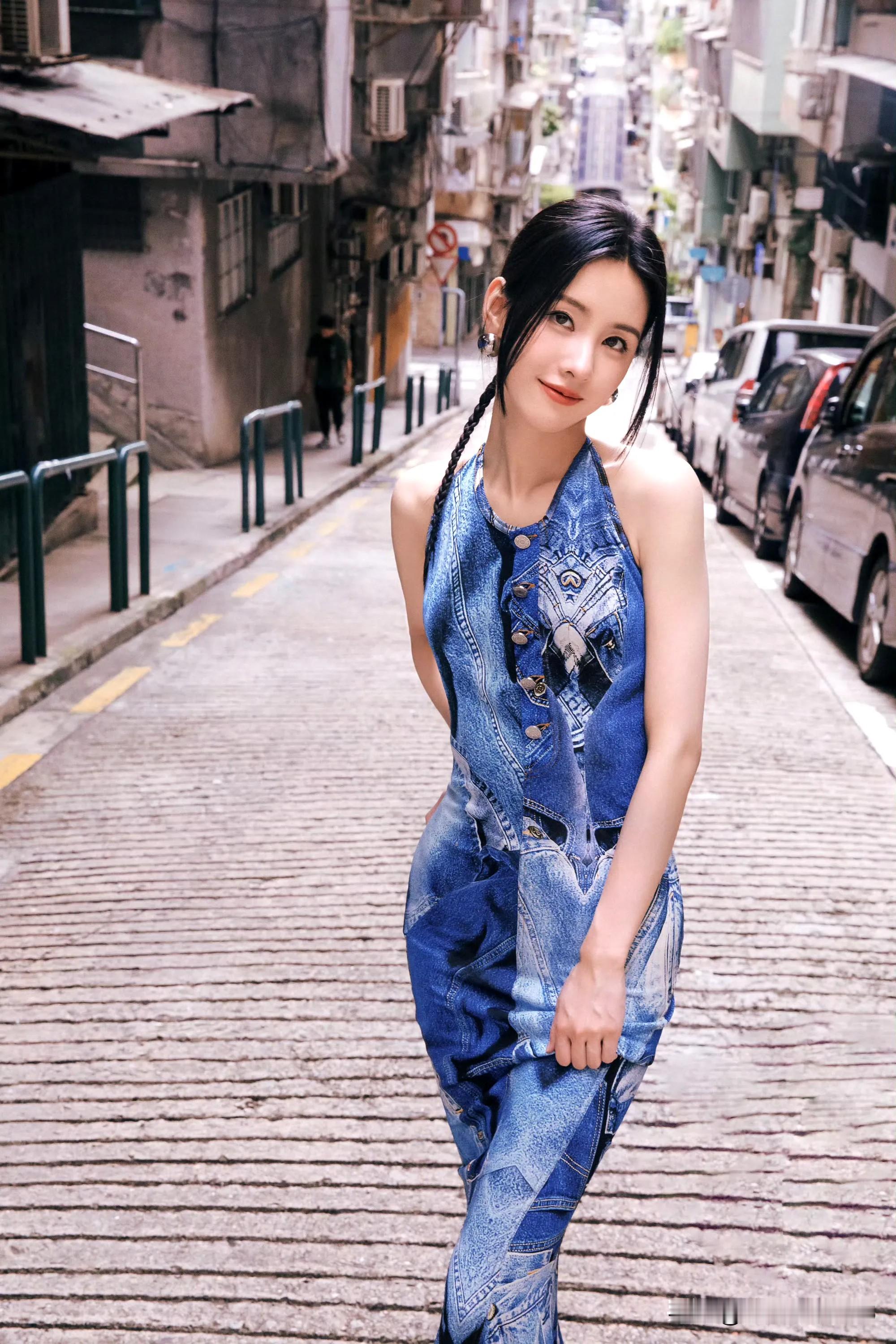 陈都灵一袭牛仔挂脖修身拖地长裙，彰显出独特的时尚韵味。        ...