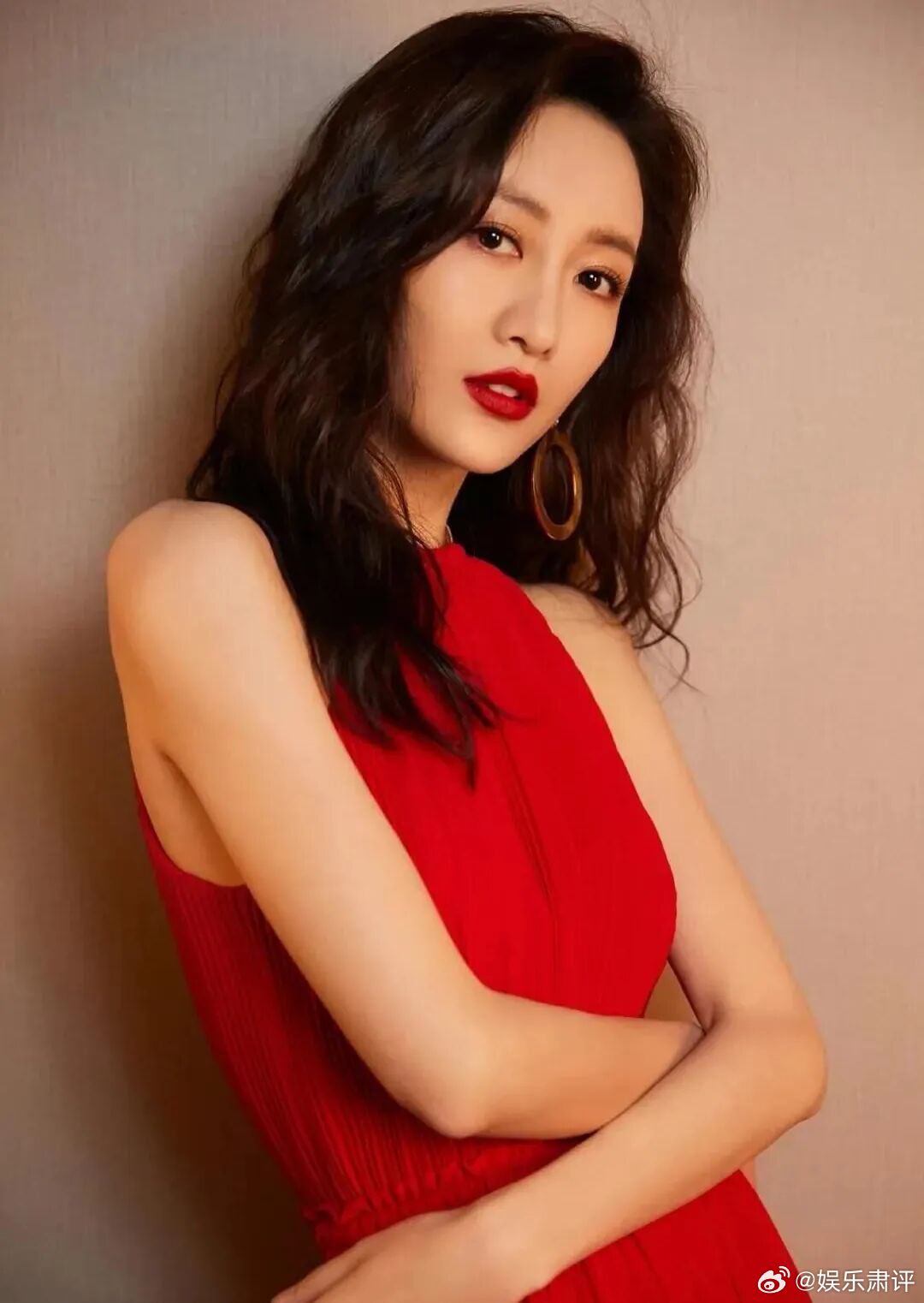 #王鸥 我目前独自养育一个孩子# 不知有没有人看过王鸥演的一部剧《花木兰传奇》。王鸥不是花木兰，她演一个配角。我只看过几个片段，觉得她比女主角漂亮，比很多出名的女明星都漂亮。

2015年，《伪装者》爆火。从导演到演员，包括胡歌，整个剧组没有人认为这部剧会火，然而它火得一塌糊涂，与《花千骨 ​