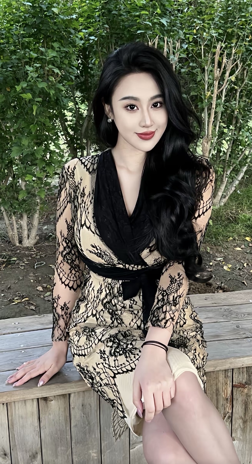 优雅黑裙，自然绿意，静谧时光，你首先会想到谁