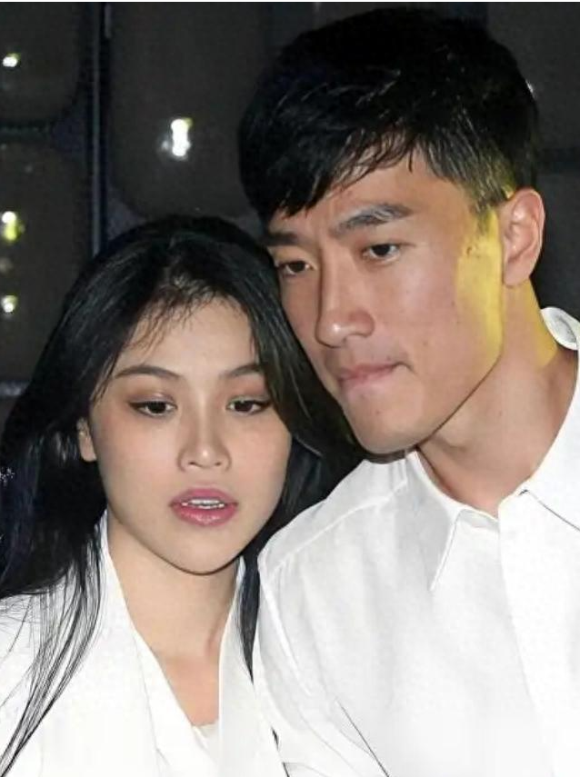 与刘翔离婚10年后，再看35岁的葛天，早已活成前夫高攀不起的模样
谁能想到，和刘翔短暂婚姻结束后，葛天沉寂了这么久。
那些年，围绕她的传闻满天飞，却始终没有权威证据。她没有反复消费婚姻，而是回到舞台，接戏、演话剧，慢慢把名字从旧标签里拽出来。
如今再看，葛天35岁，依然在认真演戏。
时间没有替她解释