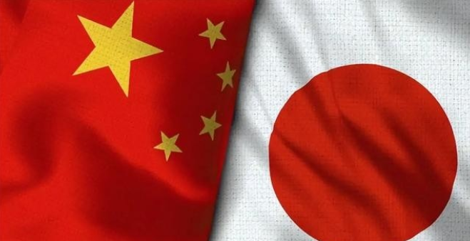 中日关系已经剑拔弩张，开战风险持续攀升！很多人以为一旦中日开战，几天之内就能分出胜负。错了！真相是，日本军事实力被严重低估，美日安保条约一旦触发，这场仗立刻从中日双边变成中美日三方混战，没有人说得准结局。

钓鱼岛周边，中国海警船几乎全年钉在那里，2025年巡航天数达到356天，日本海上保安厅的船天