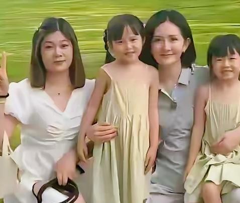 谢娜防狗仔防了这么多年，连平时发个动态都要给娃脸上打三层码，结果这回一家子大大方方出门，三个女儿的模样彻底瞒不住了。
路人随便扫一眼都得乐出声来，这亲爹的基因到底有多霸道？
三个小姑娘并排走着，脸上愣是找不出半点当妈的灵动影子，活脱脱就是流水线复制出来的三个迷你版张杰。
当年何炅在台上一脸认真