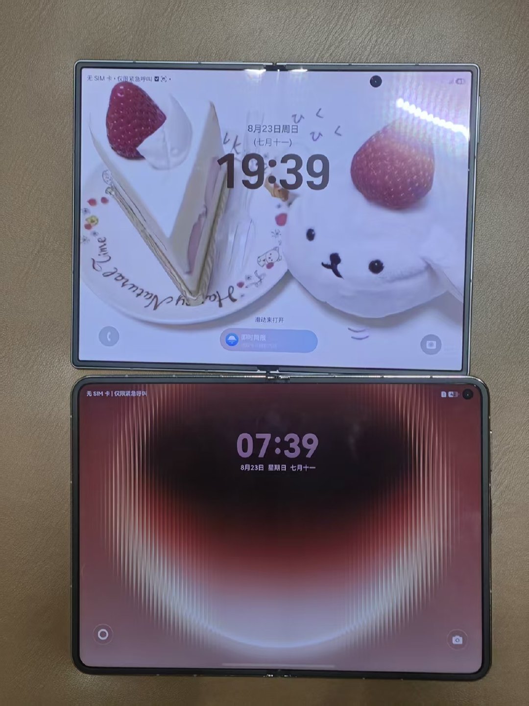 阔折叠轻薄形态现场PK：三星 Fold 8完胜，个人觉得三星的这台比菊花厂的阔折叠更薄，长时间握持，也不压手#三星ZFold8##三星折叠屏薄到离谱了# ​