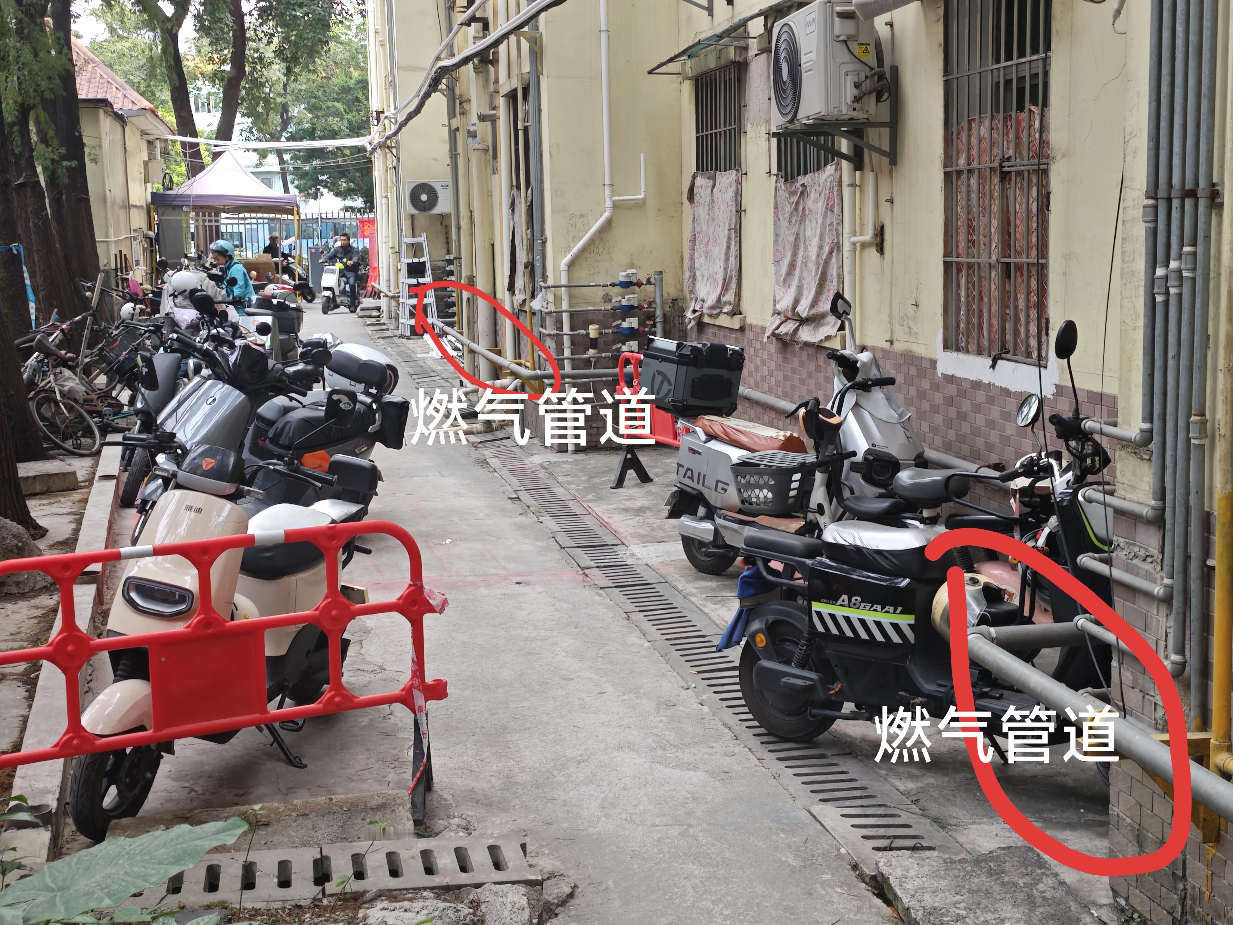 广州市白云区三元里街道机场第二社区松云街六栋楼小区。燃气管道旁停满电动...