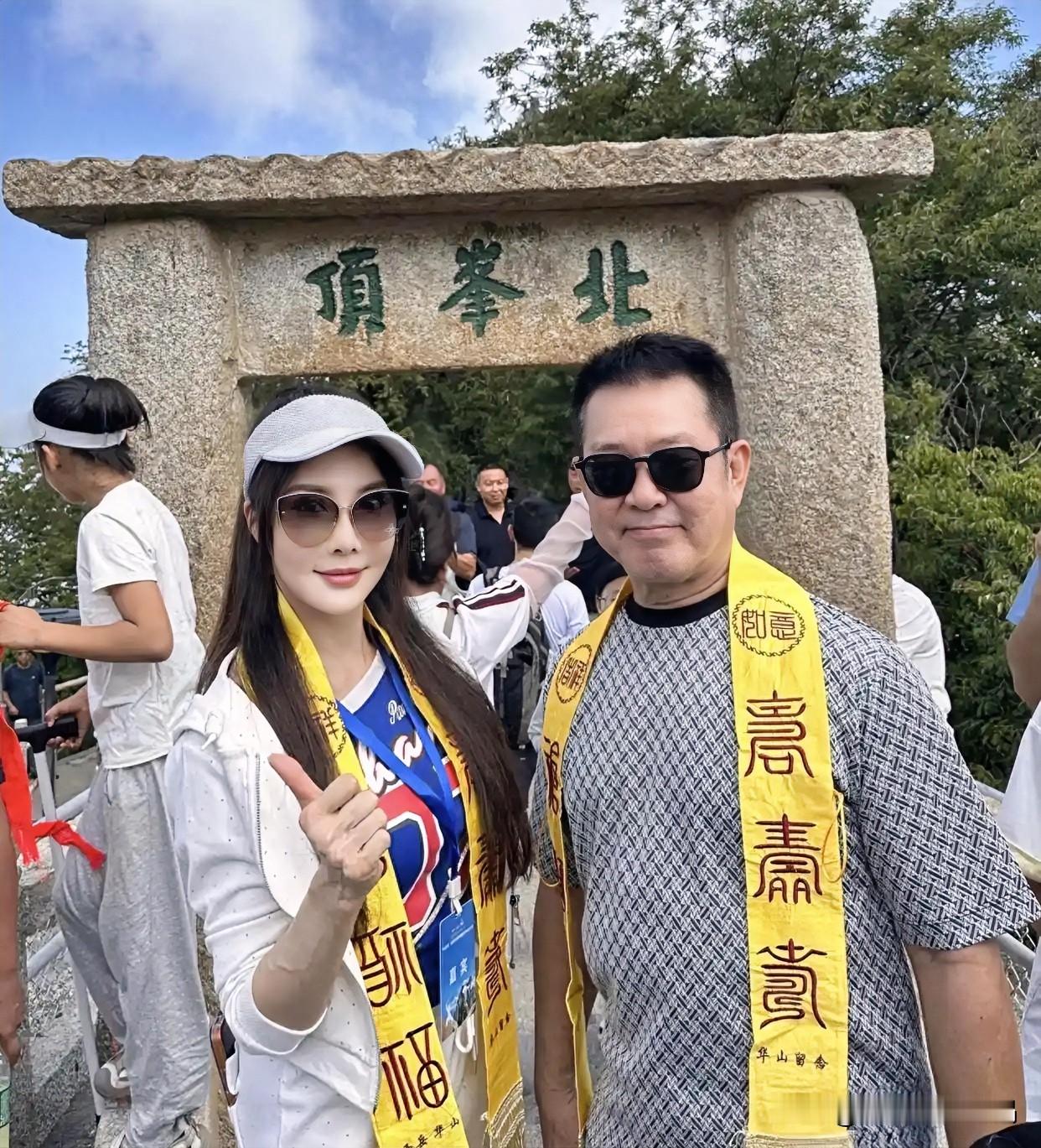 功夫比成龙还强，
他却选择低调到老！

说起元彪这个名字，
很多人可能想不起来了。
但在七小福里，
他的功夫公认最扎实。
比成龙还强出一大截。
论身手，论翻腾，
那是真功夫。
年轻时一块练功。
他比谁都拼命。
成龙红了，
他没红。
但他也不急。
转身带着家人出了国。
全家移民加拿大。
安安静静过日子