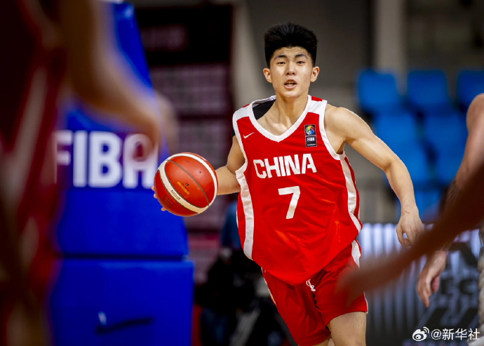 【#中国队获U18男篮亚洲杯亚军#】8月23日，在印度艾哈迈达巴德举行的2026年国际篮联U18男篮亚洲杯决赛中，中国U18男篮以79∶89不敌澳大利亚队，最终收获亚军，这一成绩已是中国队自2014年以来在该项赛事中创造的最佳战绩。中国男篮未来可期，加油，少年们！#U18男篮亚洲杯##中国男篮#（图片来源：新华 ​